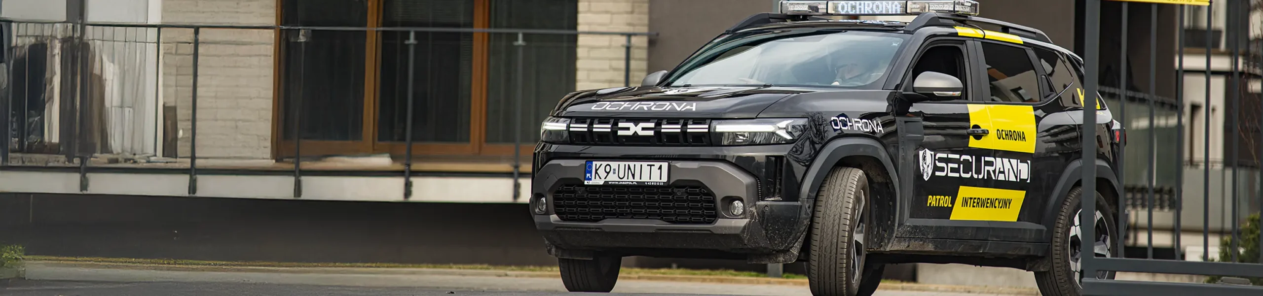 Patrol interwencyjny Securand przy oznakowanym pojeździe służbowym