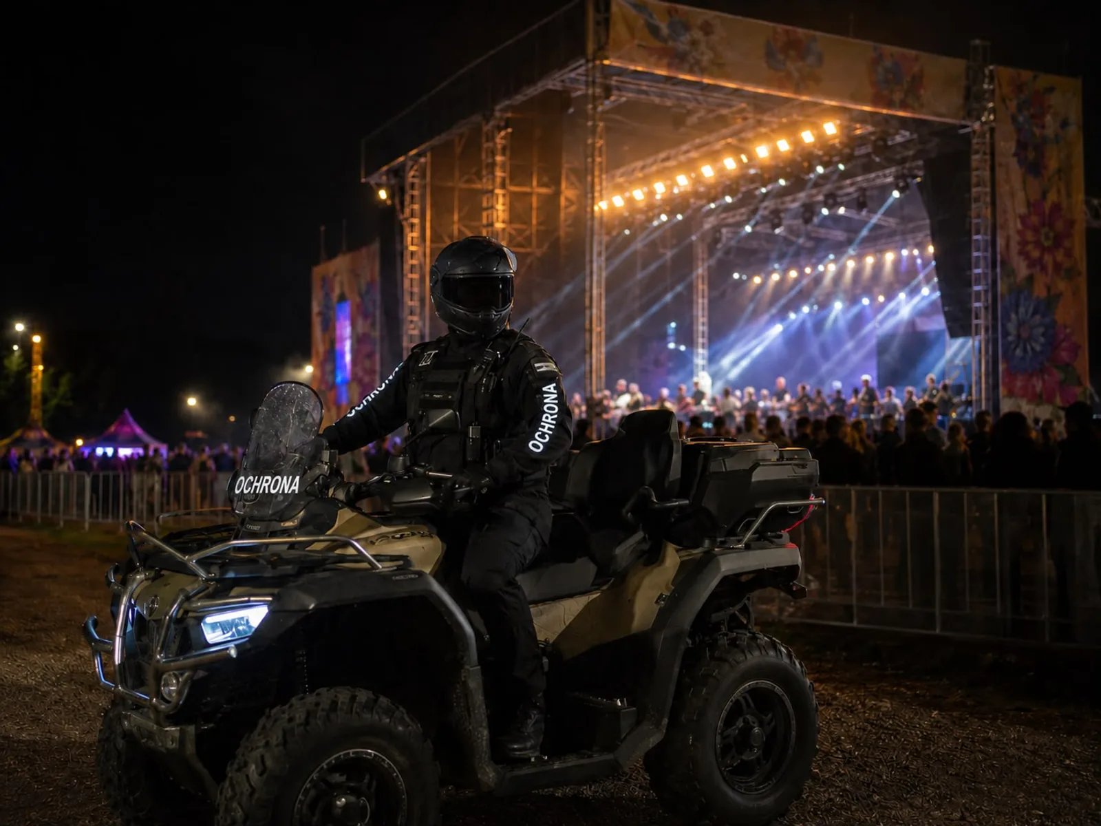 Pracownik ochrony Securand na quadzie patrolowym zabezpieczający imprezę masową przy scenie