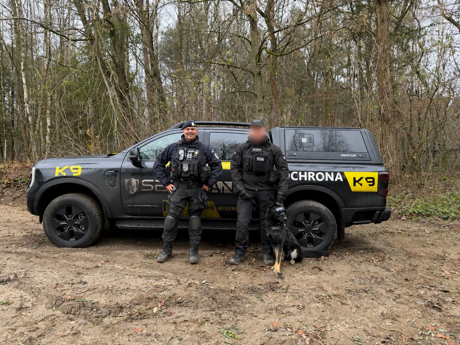 Operatorzy patrolu interwencyjnego Securand z psem służbowym K9 przy oznakowanym pojeździe